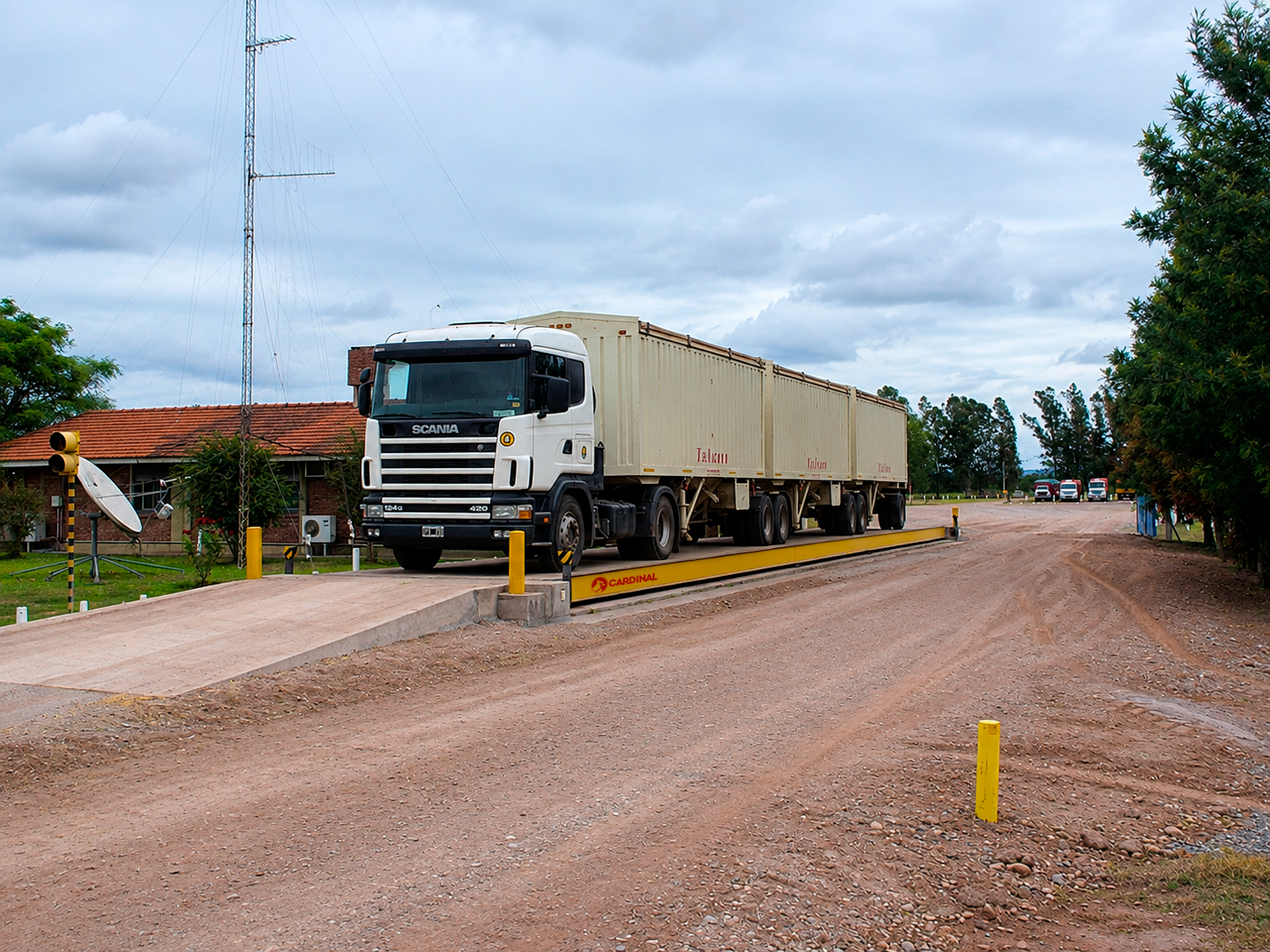 Balanzas Bitren para camiones — camión en plataforma de pesaje