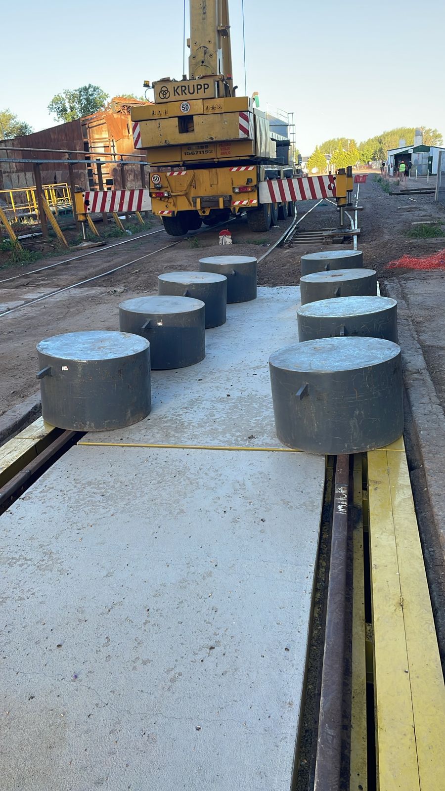 Balanzas ferroviarias — plataforma de pesaje con pesas de calibración